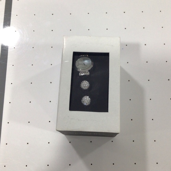 Beautiful small watch with silver beads and tie in the back to secure - Picture 2 of 6